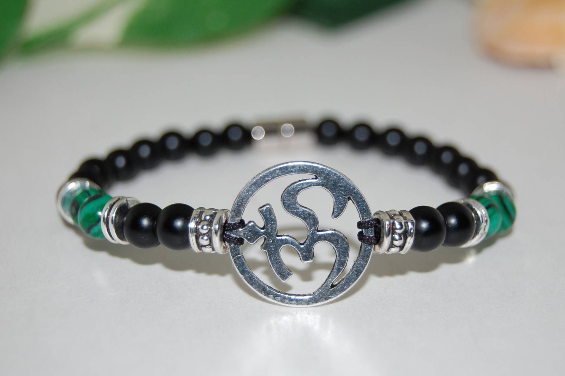 Om Armband, Onyx Stein 6mm Perlen, Heiler, Spirituelle Armbänder, Perlenarmbänder, Magnetverschluss, Meditation, Yoga, Männer, Frauen, Geschenk von SkywaterStudio