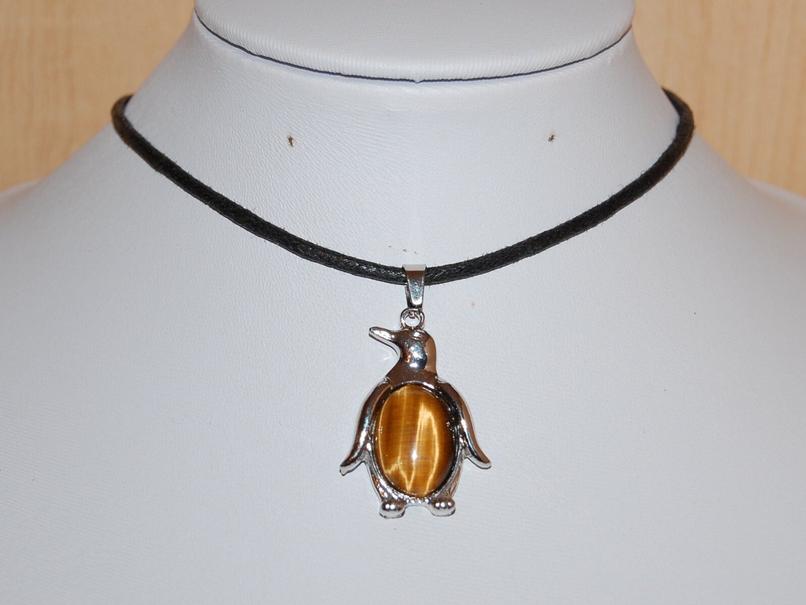 Pinguin Halskette, Tigerauge Anhänger, Surfer Halskette, Männer, Frauen, Yoga, Freundschaft, Pinguin Geschenk Pinguin Halskette, Tigerauge Anhänger, Surfer Halskette, Männer, Frauen, Yoga, Freundschaft, Pinguin Geschenk von SkywaterStudio