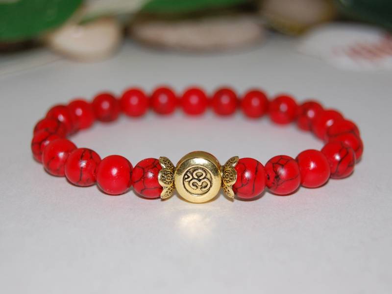 Rot Howlith Armband, Armband Om, Armband Mit Roten Edelsteinen 8mm, Rote Armband, Om Armband, Yoga Armband, Geschenk von SkywaterStudio