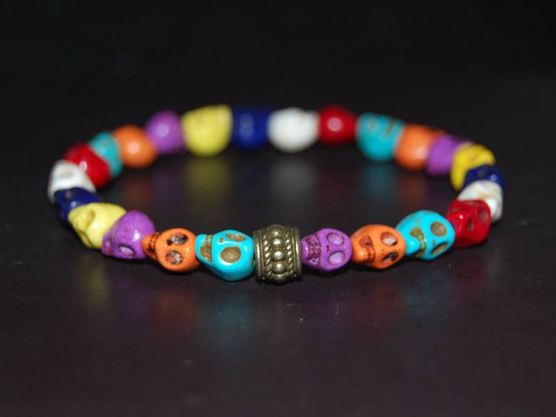 Totenkopf-Armband, Buntes Steinschädel-Armband, Unisex, Stretch-Armband, Spiritualität, Männer, Frauen, Yoga, Schutz, Glücksarmband von SkywaterStudio