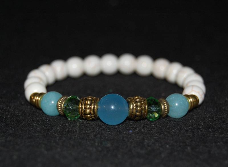 Weiß Howlith Armband, Blau Und Edelstein Perlen, Armband Bunt, Blau Armband, Perlen Armband von SkywaterStudio