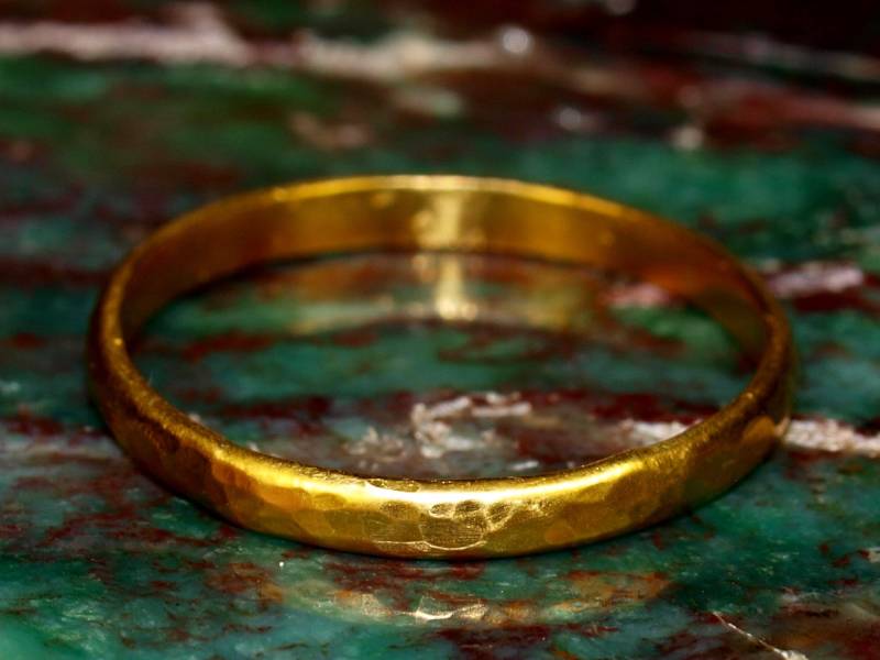 24K Gold Band - Massives Reines Handgeschmiedeter Gehämmerter Halbrunder Ring Rustikale Handarbeit Raue Matte Oberfläche Reiner .999 von SlabCreekDesigns