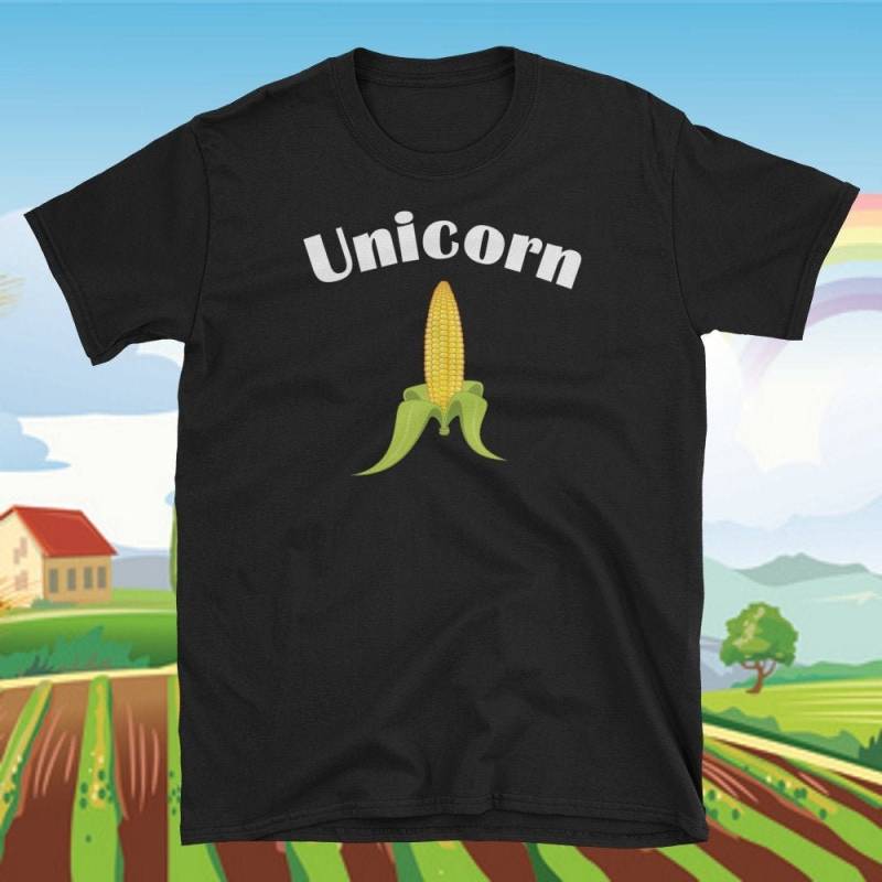 Einhorn - Ohr Aus Mais Kurzärmeliges Unisex T-Shirt von SlapCatDesigns
