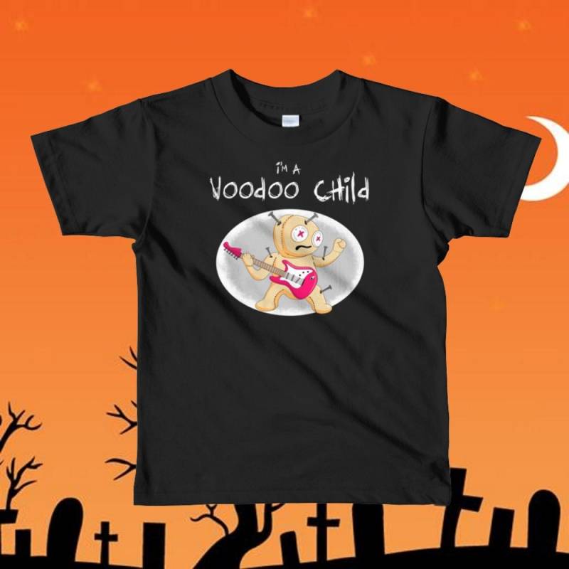 Ich Bin Ein Voodoo Kind. Tolles Kindershirt Für Halloween. Kurzärmeliges Kinder T-Shirt Ich Bin Ein Voodoo Kind. Tolles Kindershirt Für Halloween. Kurzärmeliges Kinder T-Shirt von SlapCatDesigns