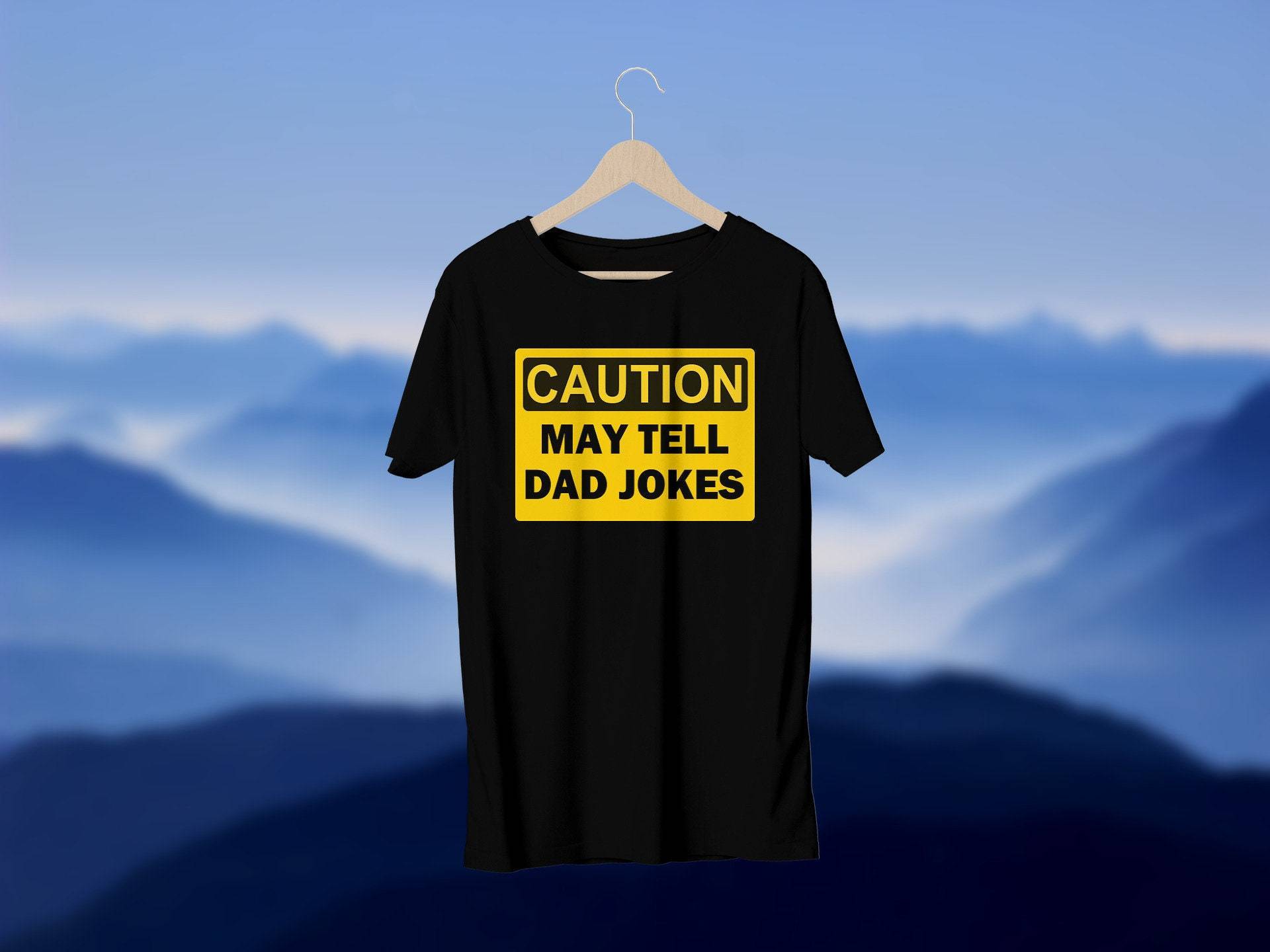 Vorsicht. Kann Papa Witze Erzählen. Ideale Vatertag Geschenk Oder Geburtstagsgeschenk. Kurzarm Unisex T-Shirt Vorsicht. Kann Papa Witze Erzählen. Ideale Vatertag Geschenk Oder Geburtstagsgeschenk. Kurzarm Unisex T-Shirt von SlapCatDesigns
