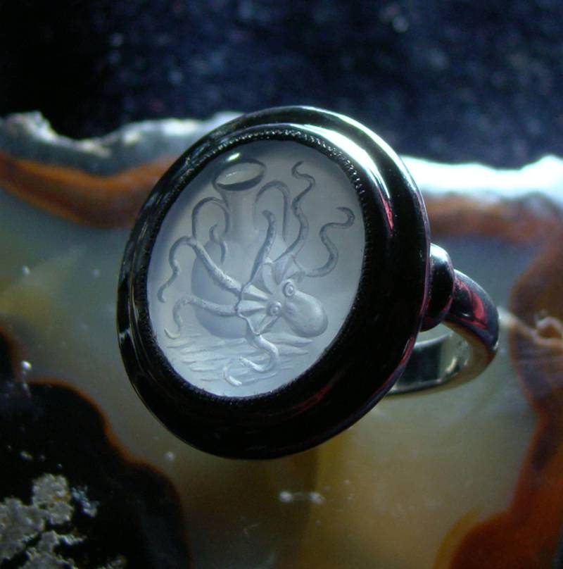 Einzigartiger Blauer Achat Intaglio Siegel Ring Mit Oktopus Und Amphore Einzigartiger Blauer Achat Intaglio Siegel Ring Mit Oktopus Und Amphore von SlaveyArt