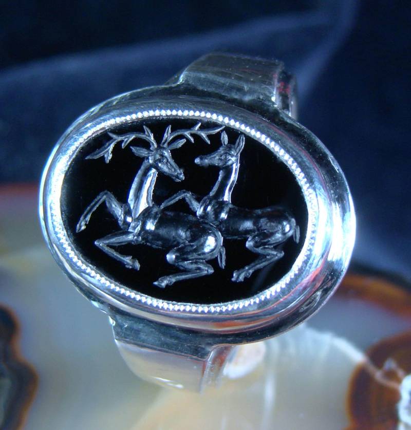 Schwarzer Onyx Intaglio Siegel Ring Handgefertigt Mit Hirschen. Einzigartig von SlaveyArt