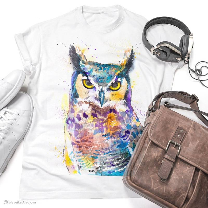 Gehörnte Eule Unisex T-Shirt, Unisex-T-Shirts, Vogel-Liebhaber-Geschenk, Aquarelldruck-T-Shirt, Ringgesponnene Baumwolle 100%, Bunter Druck von SlaviART