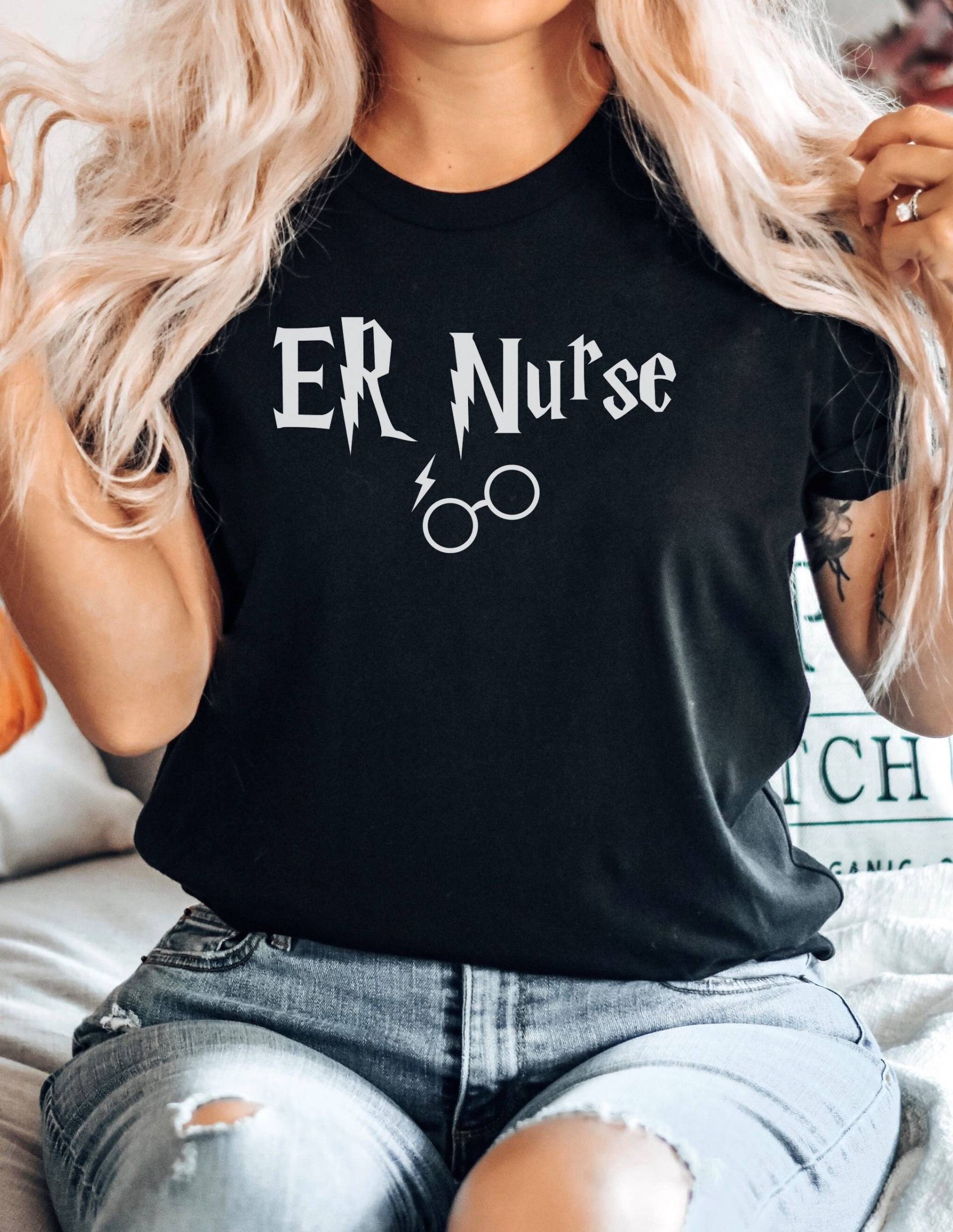 Er Krankenschwester Shirt, Sweatshirt, Hoodie, Tank Top, Geschenk, Notfallkrankenschwester, Notfallaufnahme, Einheit, Kader, Crew, Magisch, Mama von SleepingCutiesShop