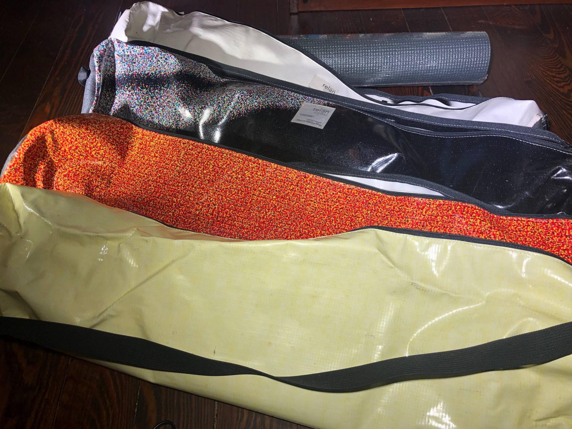 Yogamattentasche Aus Recycelter Werbebannerfolie Mit Gurt Und Innentasche von SleepoverTradingCo