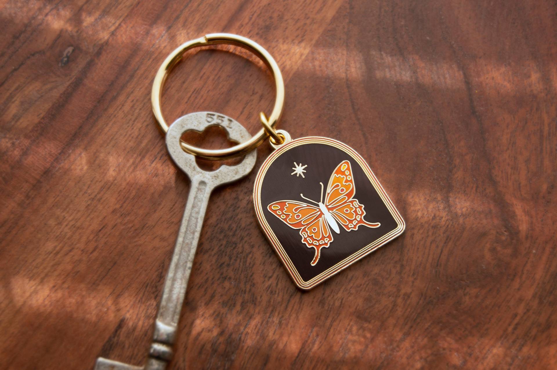Kleiner Retro Schmetterling Schlüsselanhänger ⋆ Vergoldeter Hard Emaille Kleiner Retro Schmetterling Schlüsselanhänger ⋆ Vergoldeter Hard Emaille von SleepyOrangeGoods