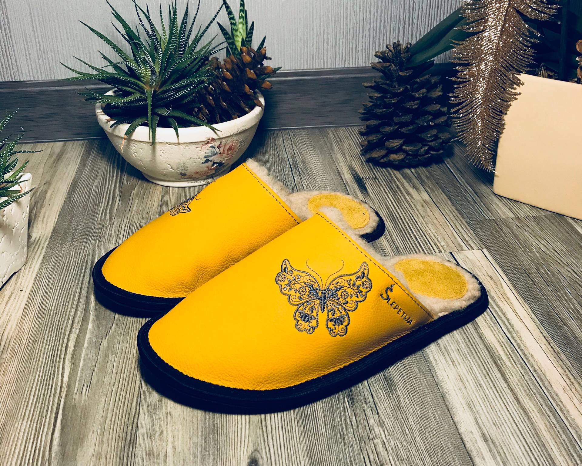 Schmetterling Lederpantoffeln Handgefertigte Merino Wolle Hausschuhe von Slepetija