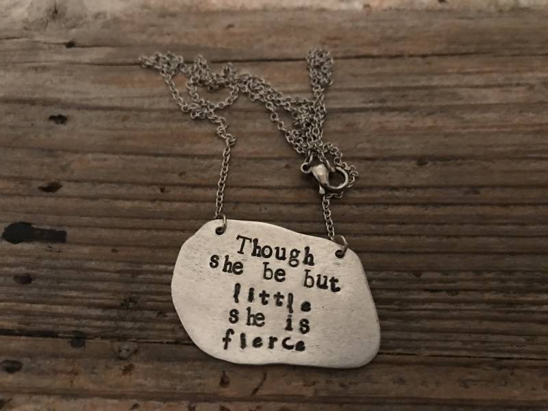 Obwohl Sie Nur Klein Ist, Ist Eine Wilde Halskette Obwohl Sie Nur Klein Ist, Ist Eine Wilde Halskette von SlightlySarcasticMe