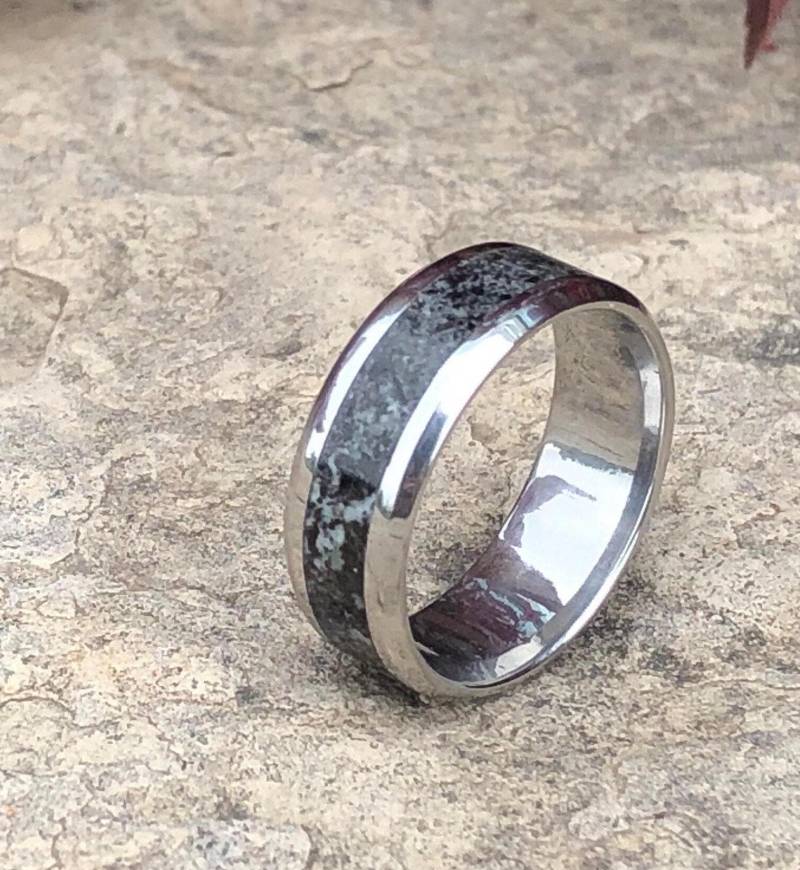 Leuchtender Haifischzahn Ring Edelstahl Fossil Inlay Leuchtender Haifischzahn Ring Edelstahl Fossil Inlay von SlimIndieDesigns