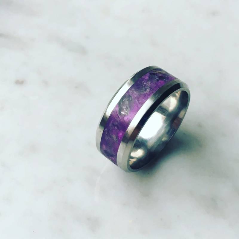 Amethyst Inlay Edelstahlring Leuchtendes Lila Band Amethyst Inlay Edelstahlring Leuchtendes Lila Band von SlimIndieDesigns