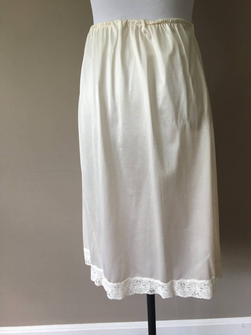 66 cm Lang Nylon Weiß Spitzen Vintage Dessous Unterkleid Halb Slip Klein 66 cm Lang Nylon Weiß Spitzen Vintage Dessous Unterkleid Halb Slip Klein von SlipSisters