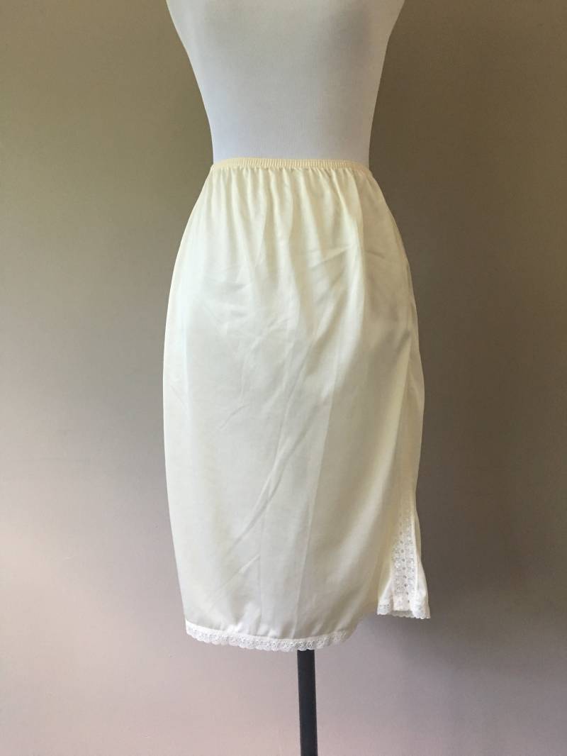 Half Slip Medium Almond Side Lace Panel Vintage Dessous von SlipSisters