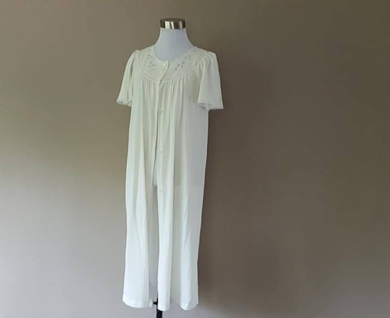 Robe Medium Jc Penney Hellgelb Pearlized Knöpfe Nylon Bestickte Passe-Kurze Ärmel Spitzenbesatz Vintage Nachtwäsche Dessous von SlipSisters