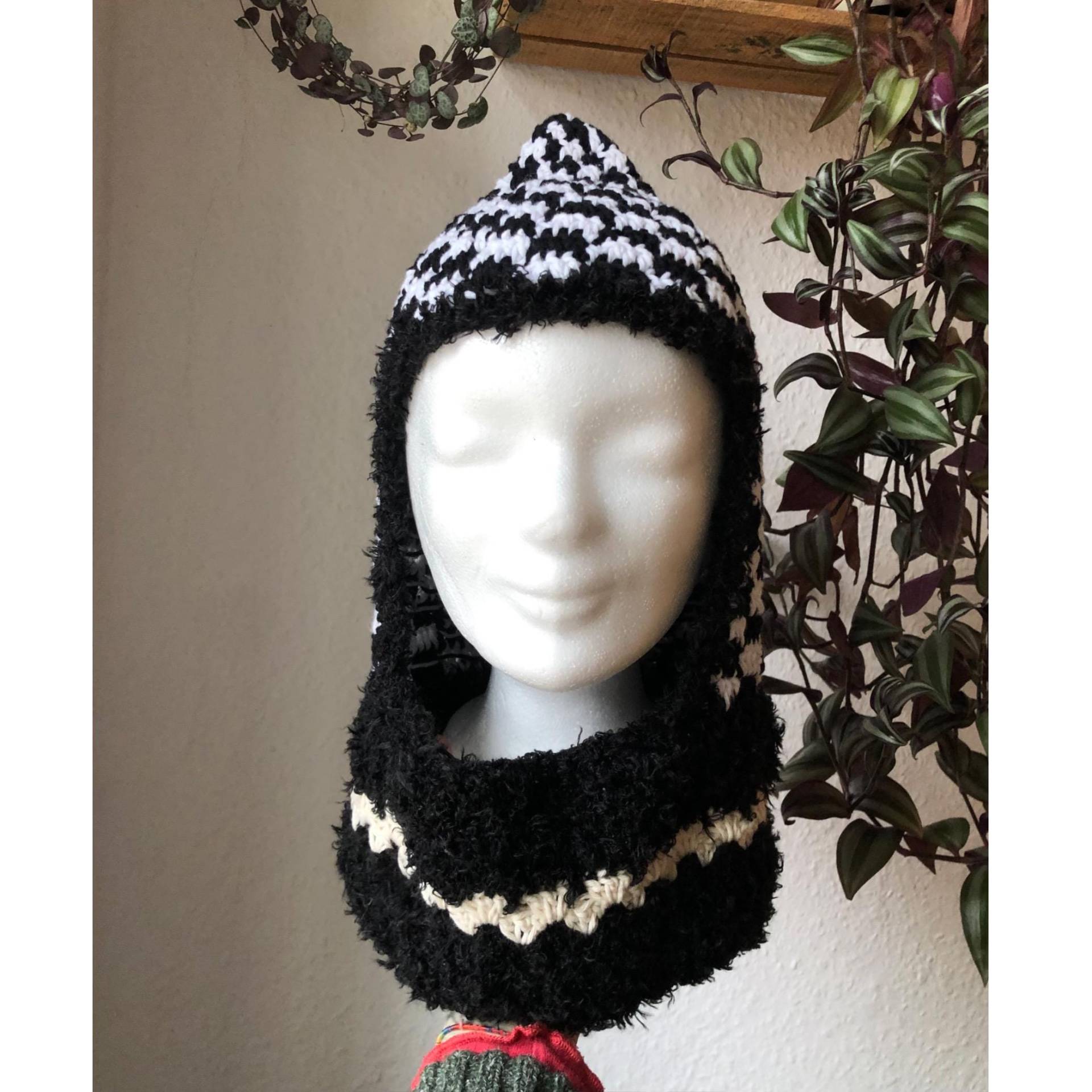 Handgehäkelte Schwarz-Weiß Karierte Balaclava Mit Flauschkragen Handgehäkelte Schwarz-Weiß Karierte Balaclava Mit Flauschkragen von SlipstitchClothingDe