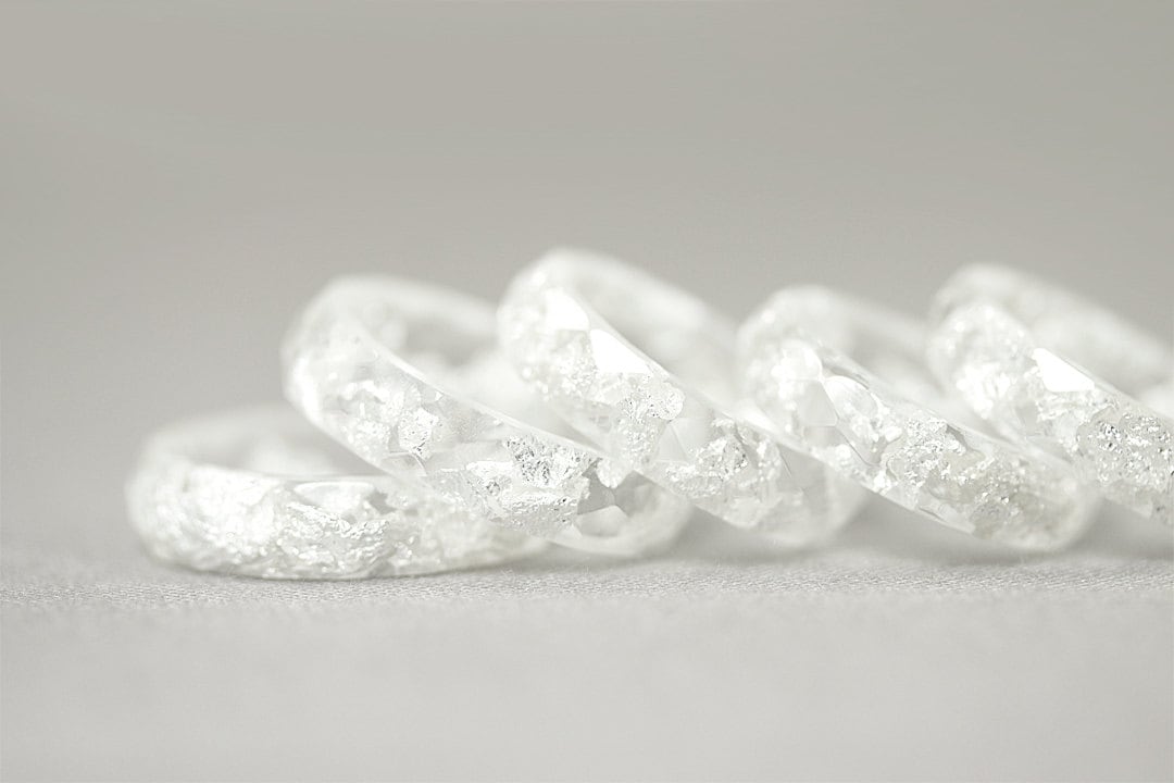 Harz Ring - Klarer Eco Facettierter Mit Silberflocken Schmuck Stapelring Feinsilberflocken von SloaneJewelryDesign