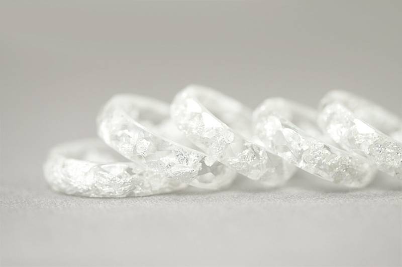 Harz Ring - Klarer Eco Facettierter Mit Silberflocken Schmuck Stapelring Feinsilberflocken von SloaneJewelryDesign