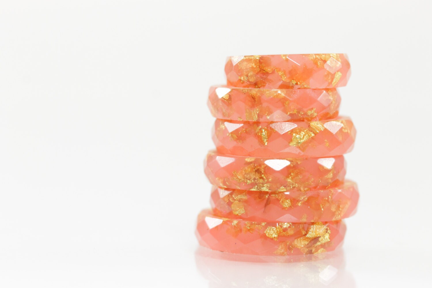 Harz-Ring - Koralle Facettierten Eco Harz Ring Mit Gold Flakes von SloaneJewelryDesign