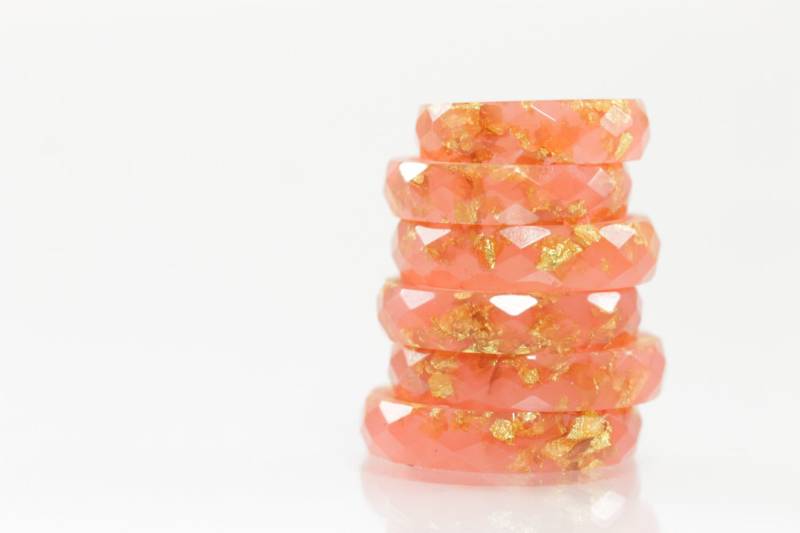 Harz-Ring - Koralle Facettierten Eco Harz Ring Mit Gold Flakes von SloaneJewelryDesign