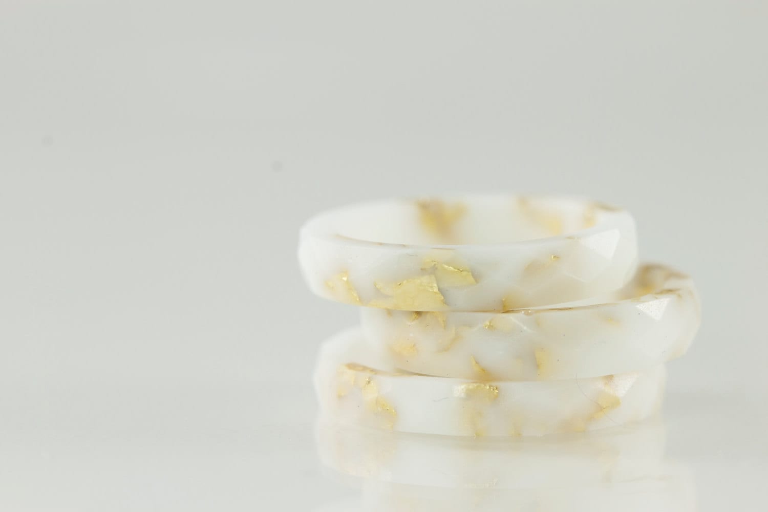 Harz-Ring - Weiß Eco Harz Facettierten Ring Mit Gold Flakes Schmuck Stapel 22 K von SloaneJewelryDesign