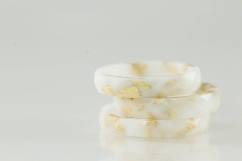 Harz-Ring - Weiß Eco Harz Facettierten Ring Mit Gold Flakes Schmuck Stapel 22 K von SloaneJewelryDesign