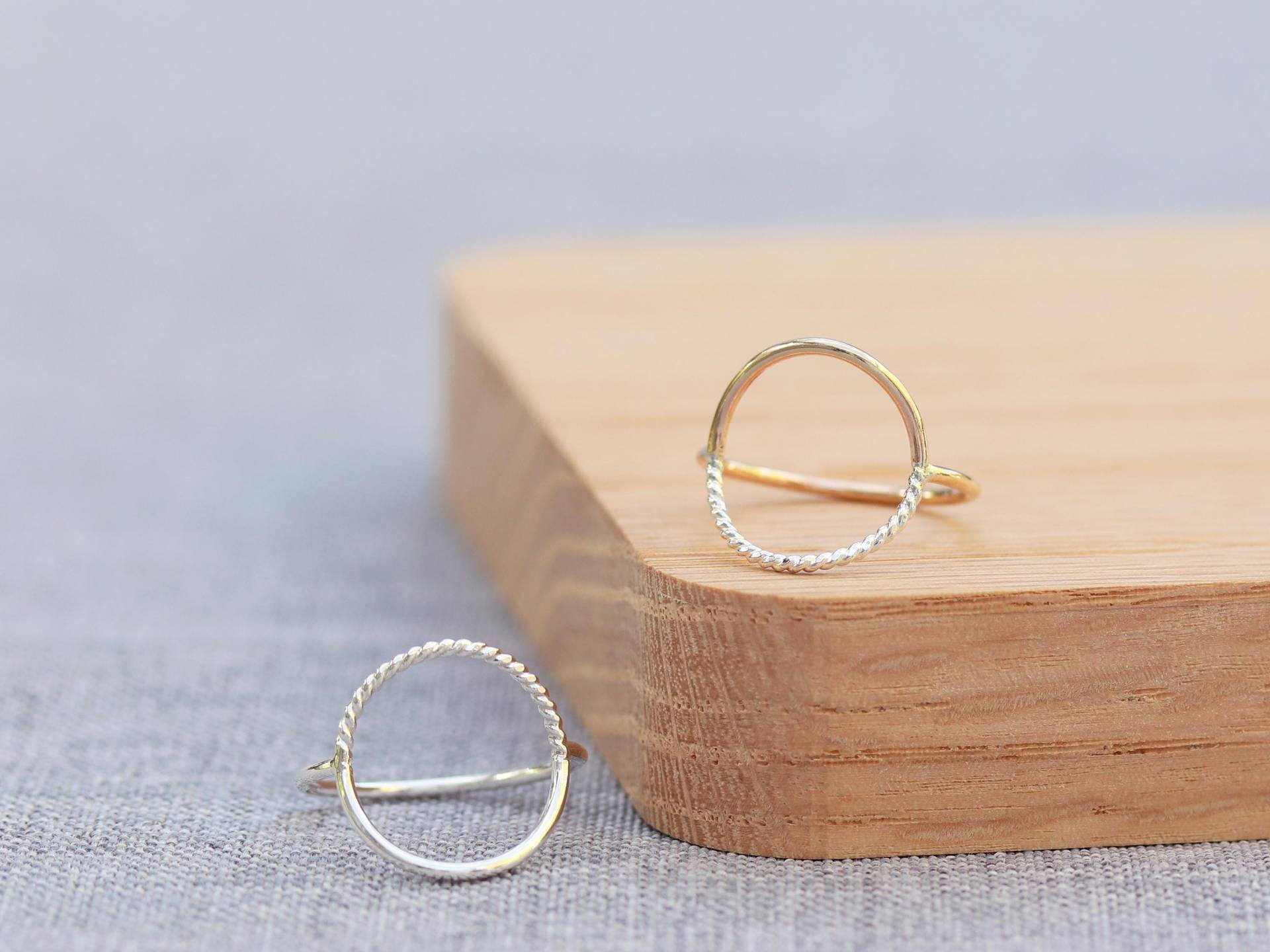 Kreis Ring - Minimalist Gold Für Frauen Gehämmerter Kreis Ring - Minimalist Gold Für Frauen Gehämmerter von SloaneJewelryDesign
