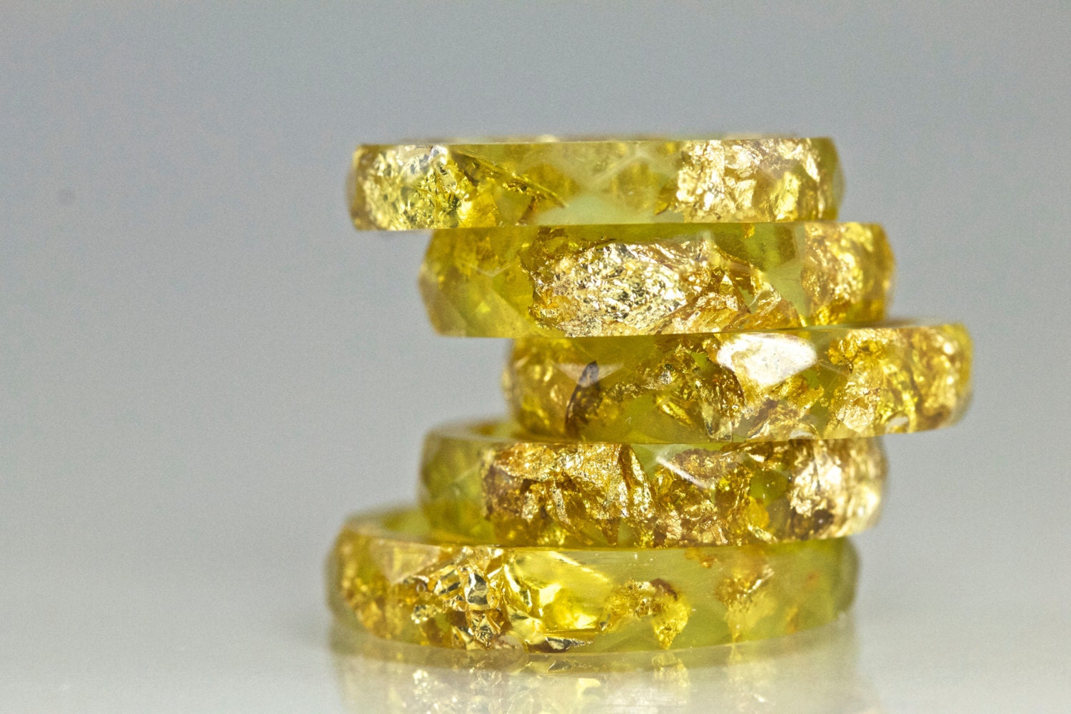 Resin Ring - Goldener Avocado-Öko-Harz Facettenring Mit Goldflocken von SloaneJewelryDesign