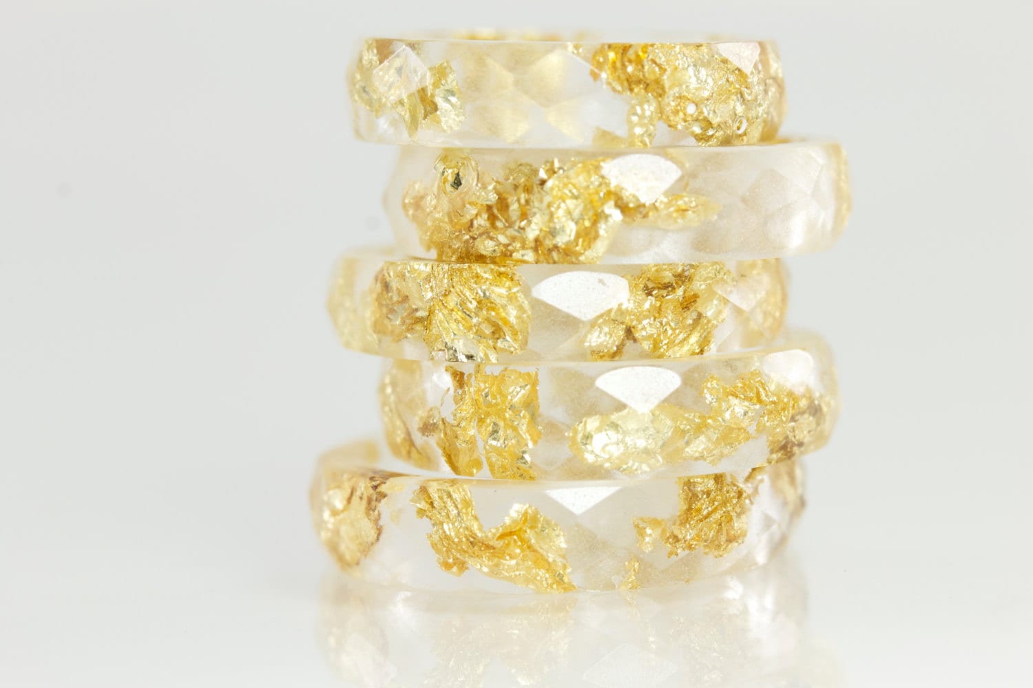 Resin Ring - Klarer Eco Facettierter Mit Goldflocken von SloaneJewelryDesign