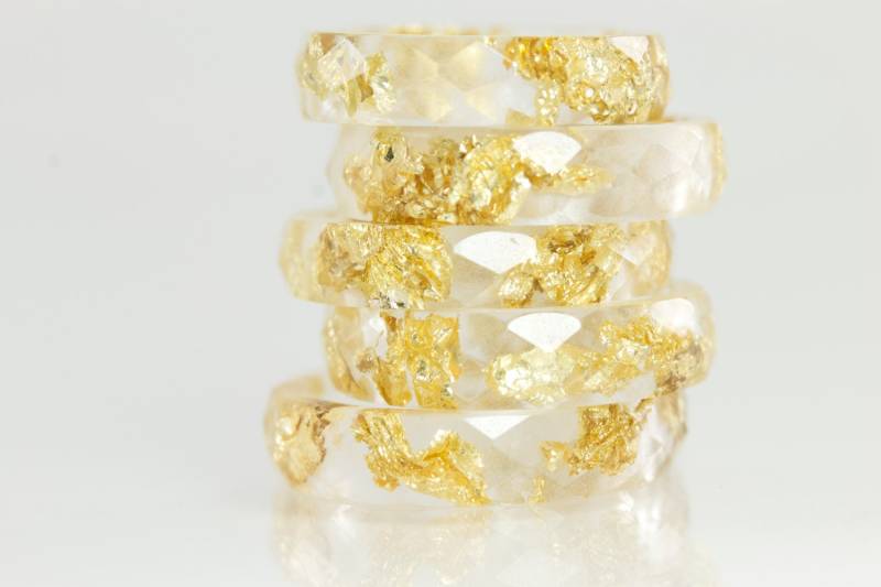 Resin Ring - Klarer Eco Facettierter Mit Goldflocken von SloaneJewelryDesign