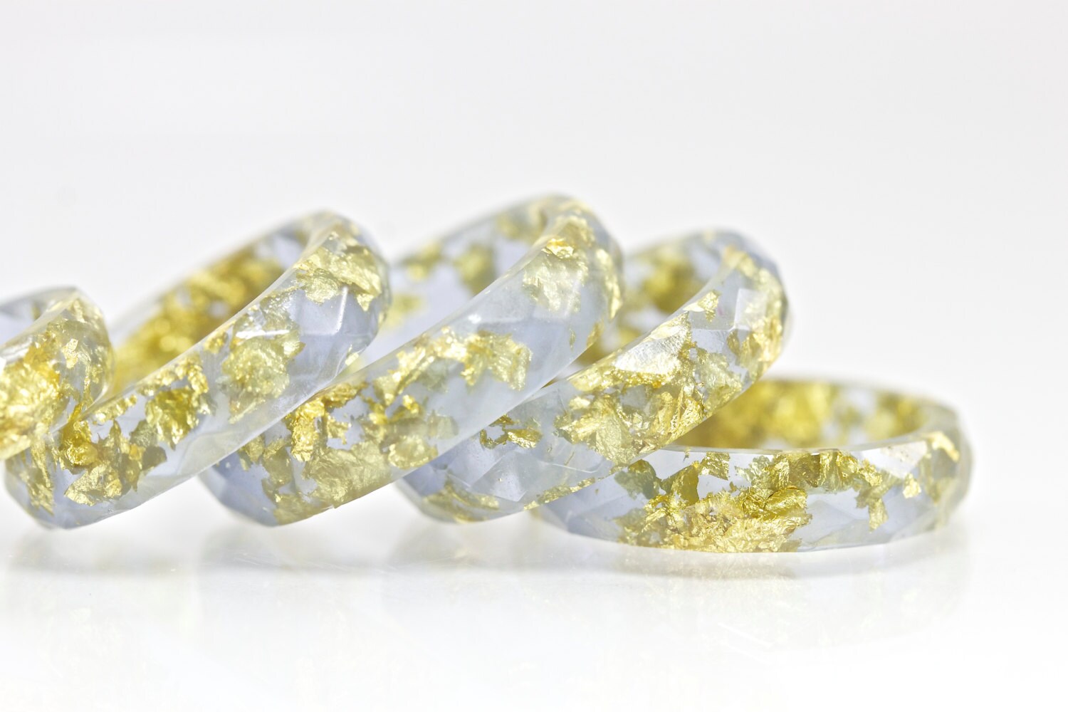 Resin Ring - Periwinkle Grau Eco Facettierter Mit Goldflocken von SloaneJewelryDesign