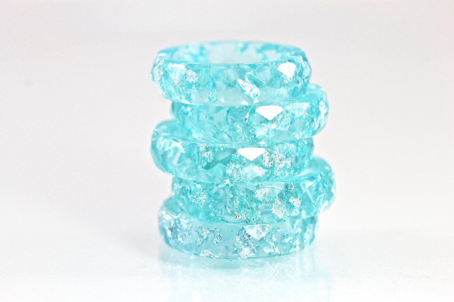 Resin Ring - Teal Blue Eco Facettiert Mit Silberflocken von SloaneJewelryDesign