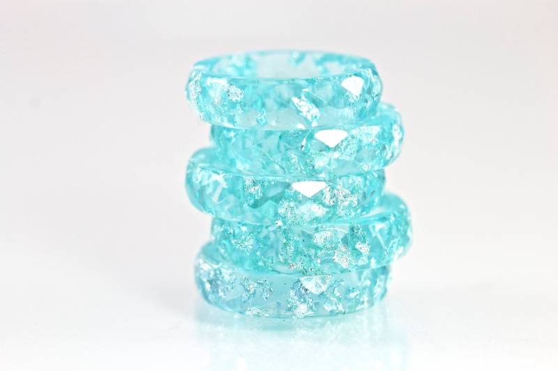 Resin Ring - Teal Blue Eco Facettiert Mit Silberflocken von SloaneJewelryDesign