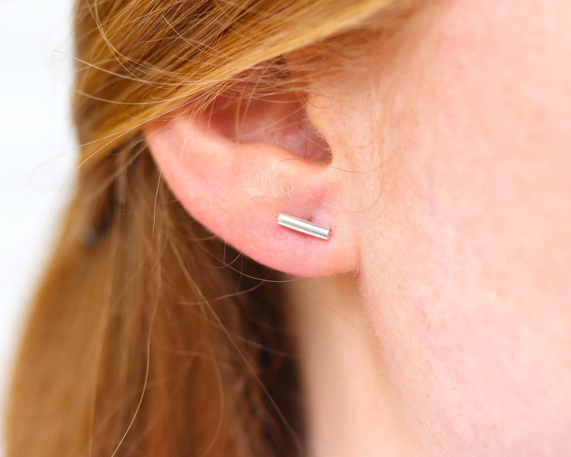 Tiny Bar Studs von SloaneJewelryDesign