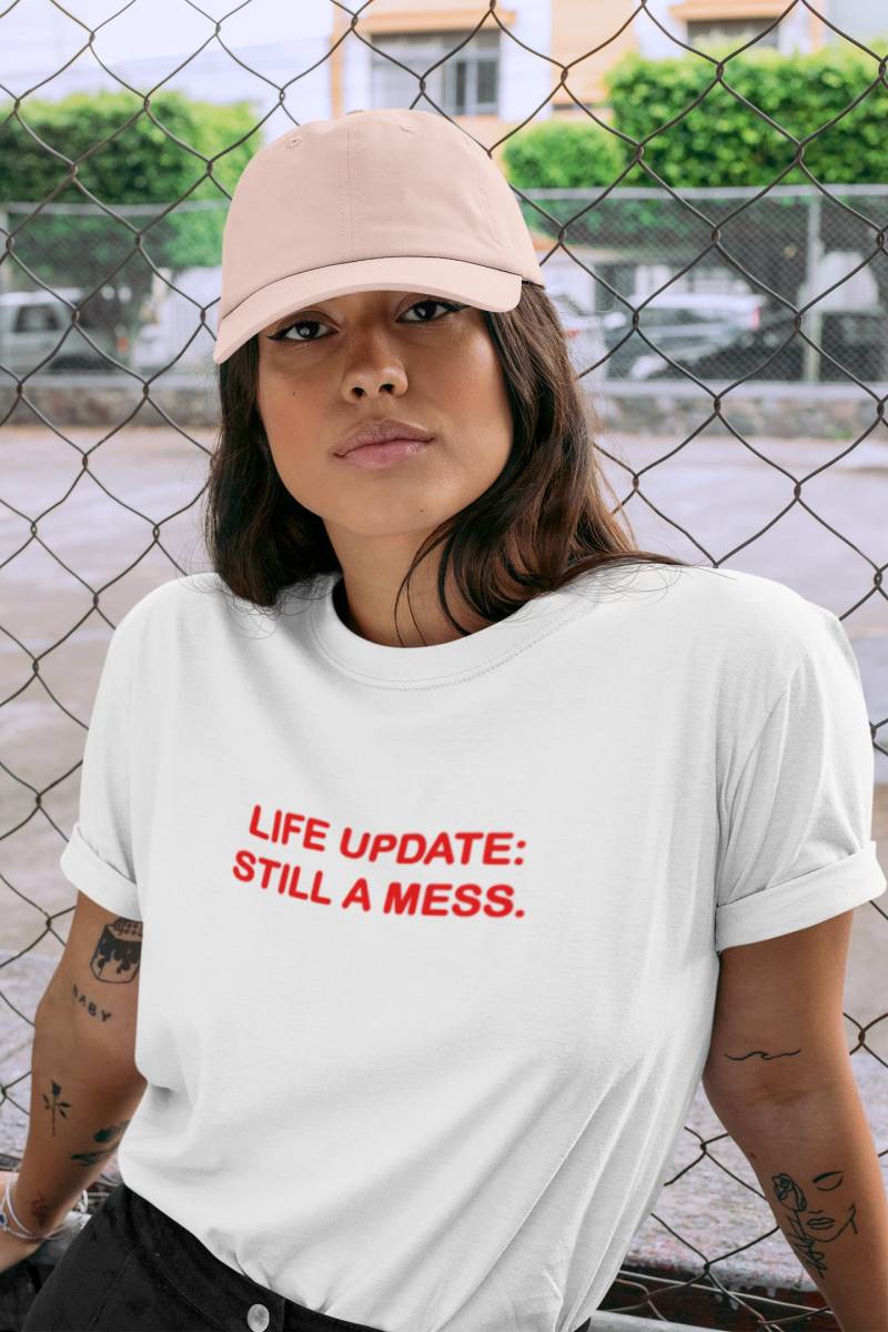 Life Update Immer Noch Ein Mess Frech Slogan T-Shirt von SlogansThatSpeak