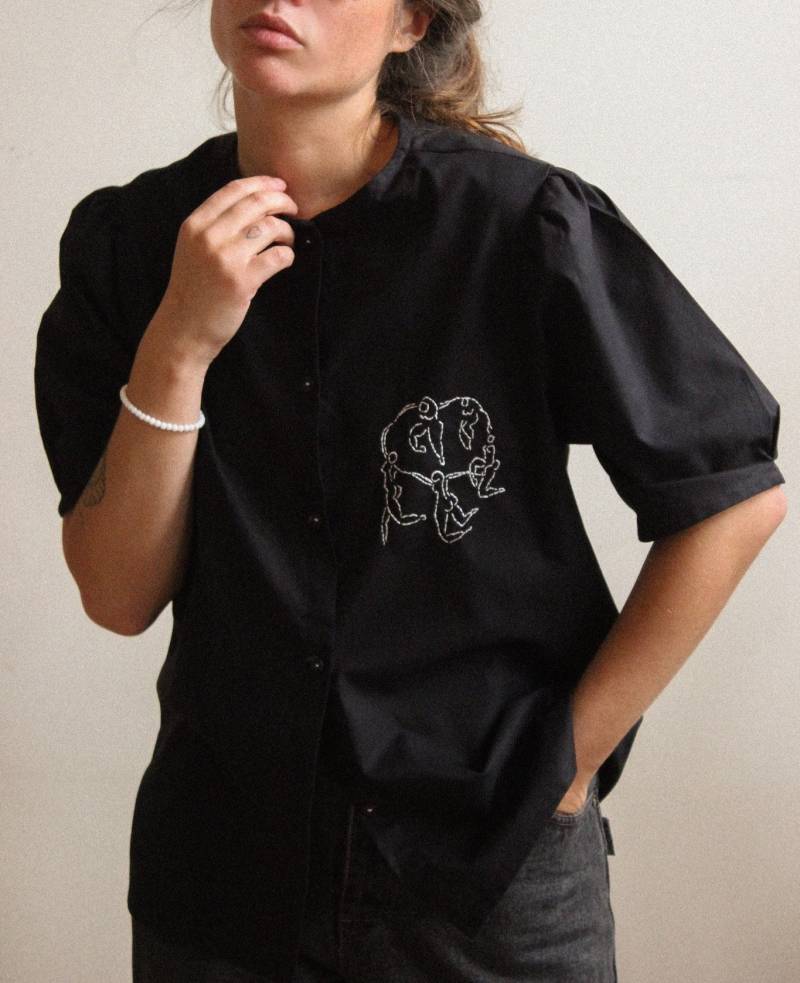 Handbestickte Matisse Bluse Mit Puffärmeln in Schwarz von SlooowHands