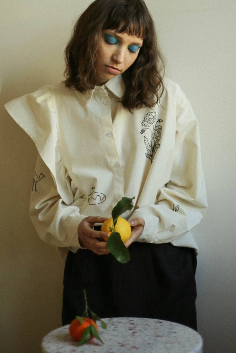 Handbesticktes Cowboy-Mohnhemd in Cremebeige von SlooowHands