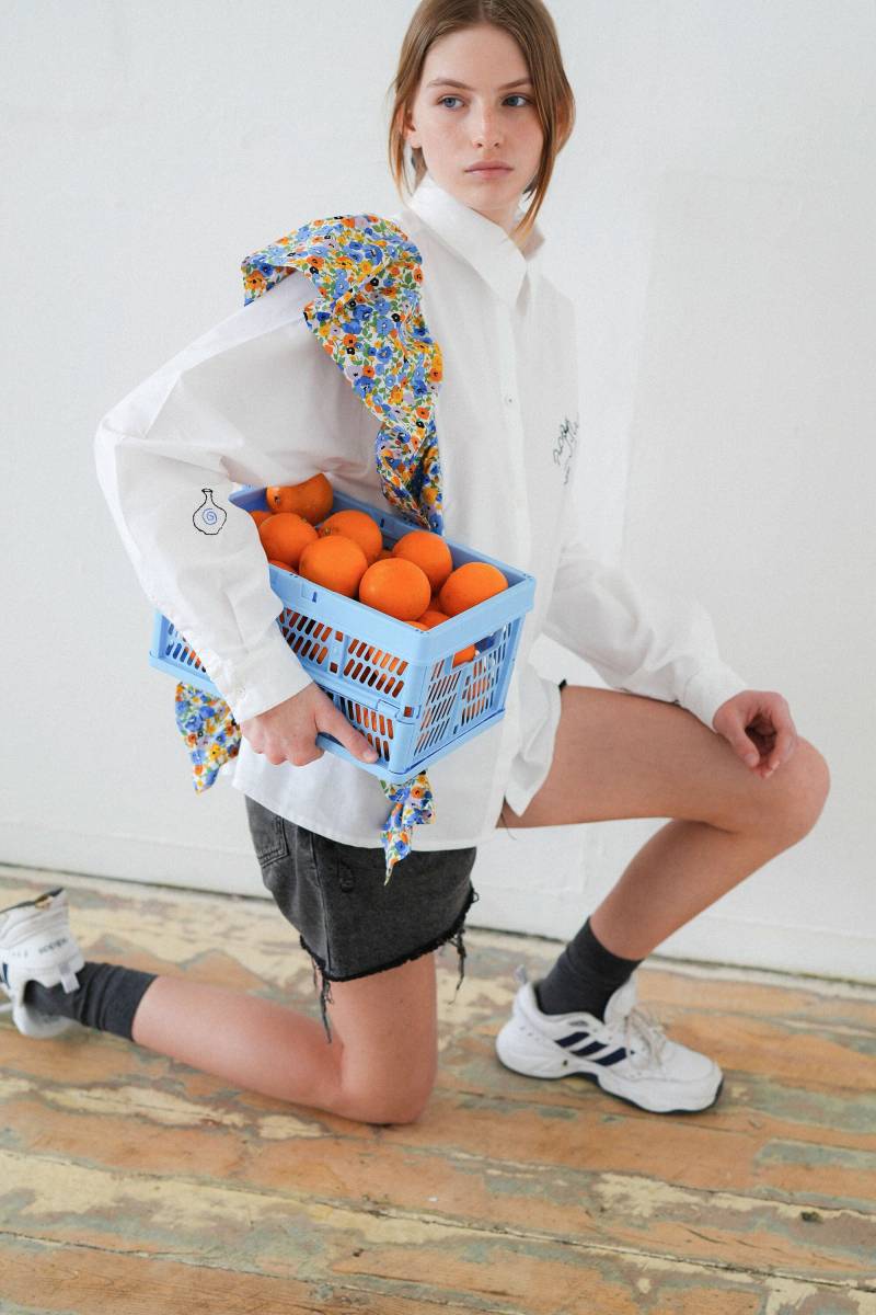 Handbesticktes Cowboy-Shirt Mit Floralen Rüschen in Weiß Und Personalisierter Stickerei von SlooowHands