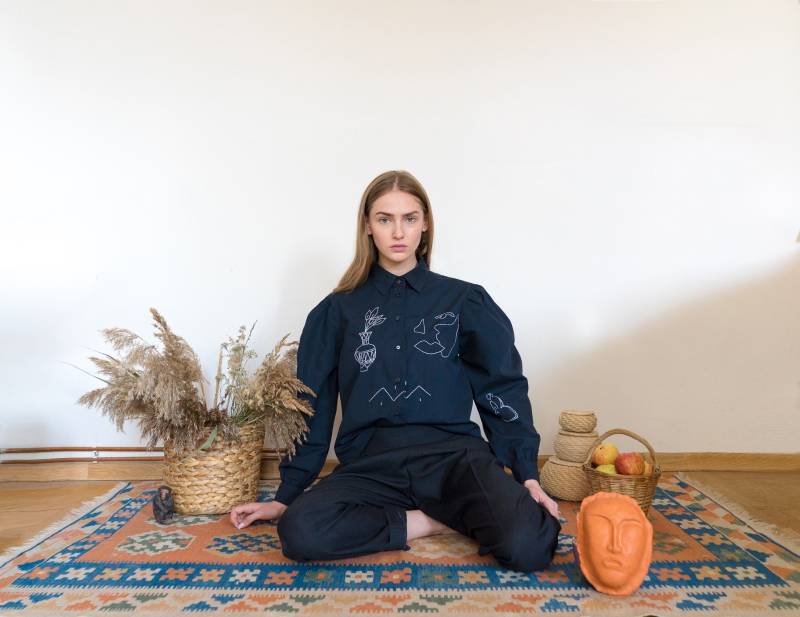 Handbesticktes Dunkelblaues Hemd von SlooowHands