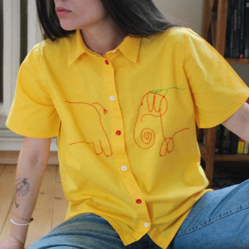 Handbesticktes Safari Unisex Shirt in Gelb von SlooowHands