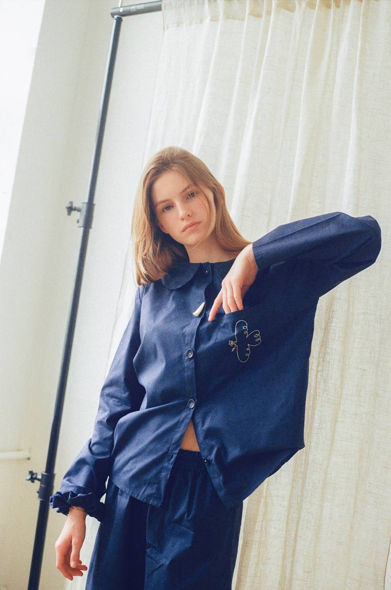 Handgefertigtes Premium-Baumwoll-Pyjama-Set in Marineblau, Loungewear, Personalisierte Handstickerei Auf Hemd, Pyjamahose, Haargummi von SlooowHands