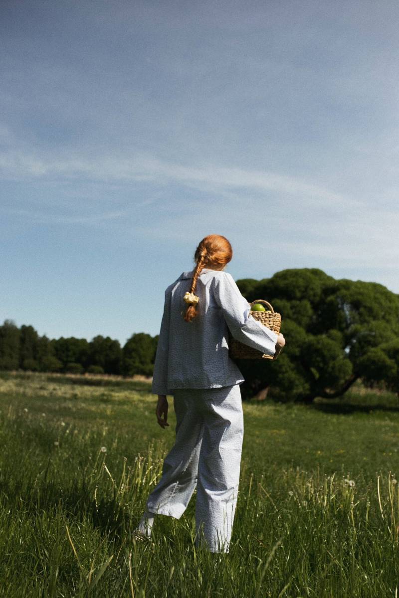 Handgefertigtes Pyjama-Set Aus Premium-Baumwolle in Babyblau, Loungewear, Personalisierte Handstickerei Auf Hemd, Pyjamahose, Haargummi; von SlooowHands