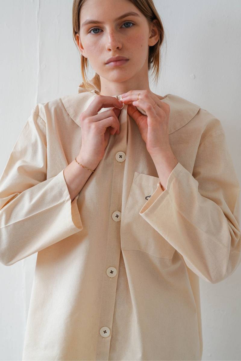 Handgefertigtes Pyjama-Set Aus Premium-Baumwolle in Cremebeige, Loungewear, Personalisierte Handstickerei Auf Hemd, Pyjamahose, Haargummi; von SlooowHands