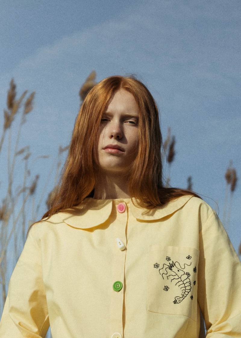 Handgefertigtes Pyjama-Set Aus Premium-Baumwolle in Hellgelb, Loungewear, Personalisierte Handstickerei Auf Hemd, Pyjamahose, Haargummi; von SlooowHands