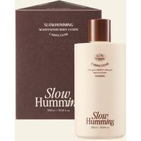 Slow Humming - Woodynouri Body Lotion Cabincedar 300ml Slow Humming - Woodynouri Body Lotion Cabincedar 300ml von Slow Humming