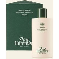 Slow Humming - Woodynouri Body Lotion Lakefog 300ml von Slow Humming
