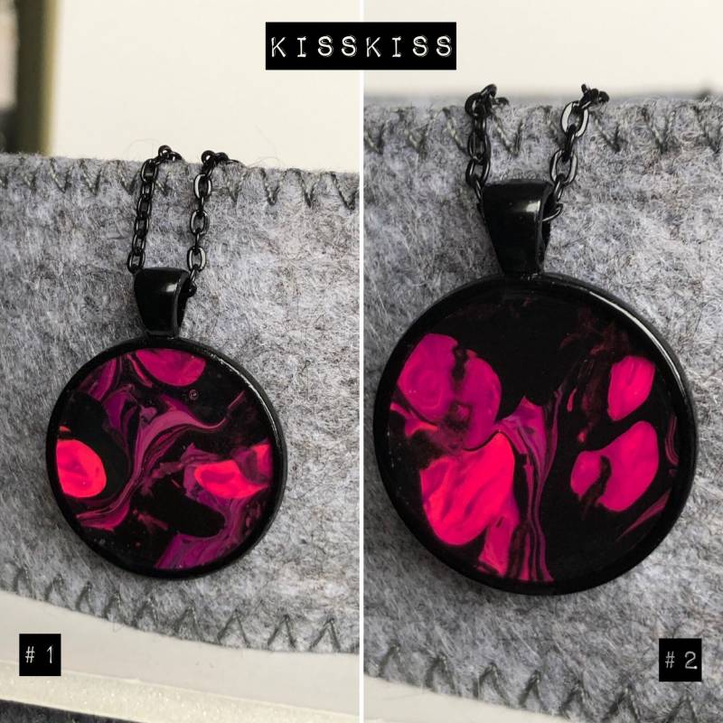 Kisskiss Pink Neon Black Einzigartige Kunstharz Halskette | Handgemachtes Flüssigkeit Abstraktes Acryl Gegossen Schmutzig Gießen Unikat Schmuck von SlowFlowAD